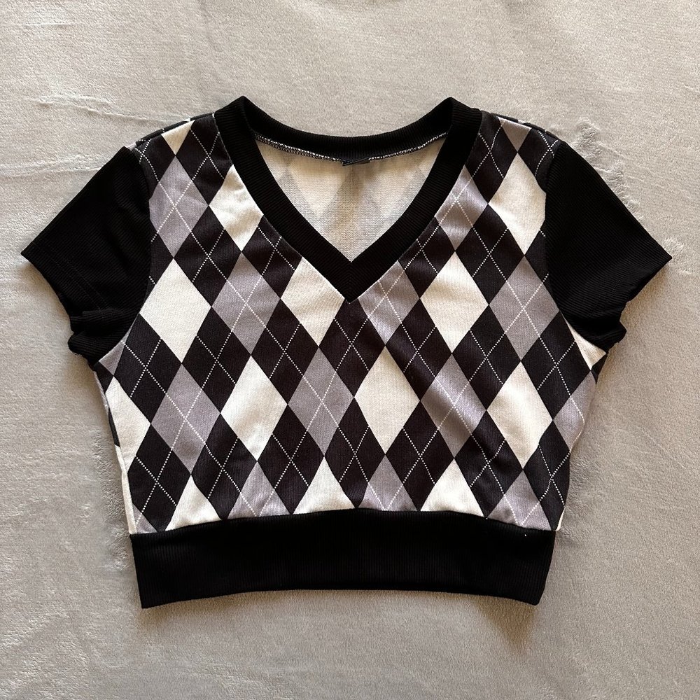 SHEIN Qutie V Neck Argyle Print Tee